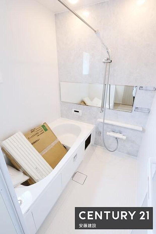 【 浴室 / Bathroom 】ゆったりと至福のバスタイムを過ごせそうな清潔感ある浴室ホスクリーンが備わっており、雨の日でも室内部屋干し可能