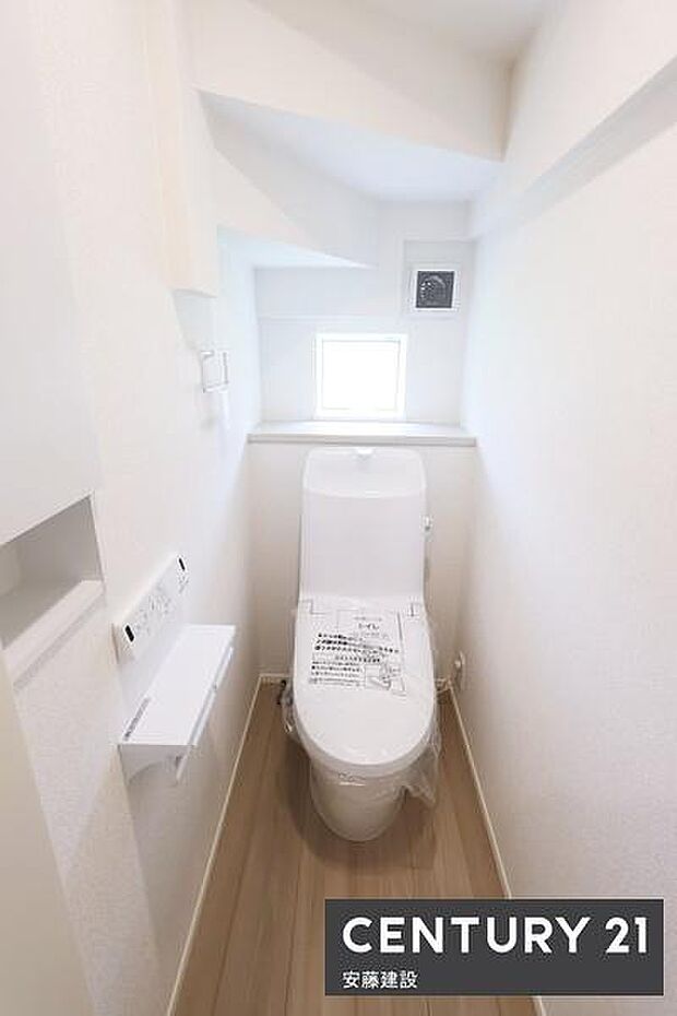 【 トイレ / toilet 】明るく清潔感のあるトイレ