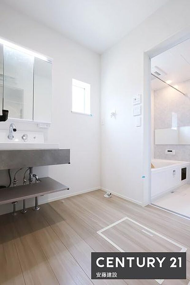【 洗面所 / Washroom 】清潔感溢れる洗面所は、家族みんなが快適に使えるよう配慮された空間バタバタしがちな朝の時間も、ゆとりをもって過ごせます!