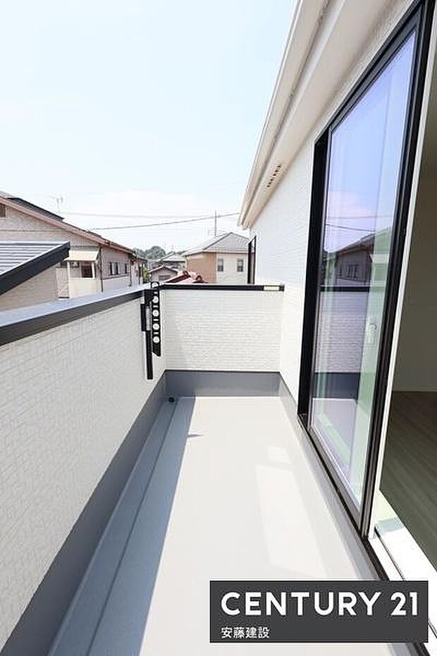 【 バルコニー / Balcony 】陽当りがよく洗濯物もしっかり乾きそうな南向きバルコニー