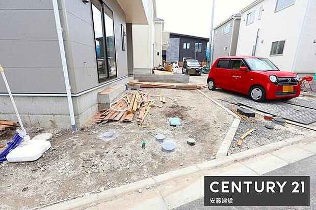 【　駐車場　/　parking　】駐車1台可能なスペース※建物北側にもう1台駐車可能