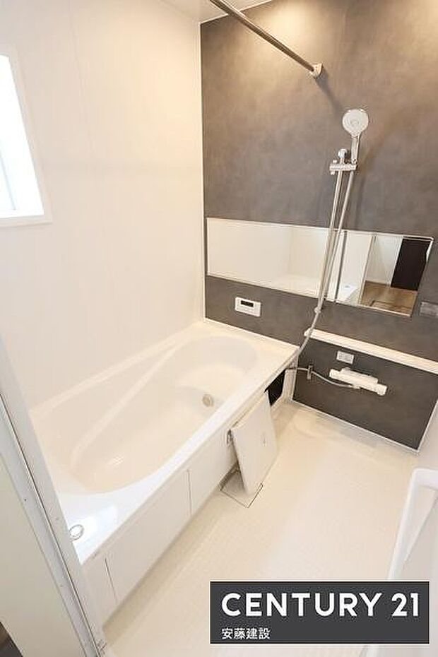 【　浴室　/　Bathroom　】ブラックのアクセントパネルで優雅な空間を演出したシステムバス窓があり換気もばっちりできます！