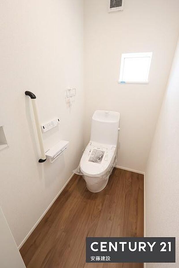 【　トイレ　/　toilet　】明るく清潔的なウォッシュレット付きトイレゆとりのある広さに便利なカウンター付き！