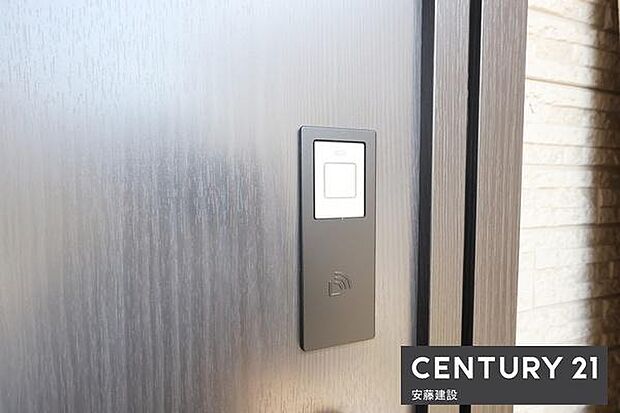 【　玄関電子キー　】ワンタッチで施開錠可能なスマートキー搭載！買い物帰りや雨の日、子どもと手が離せないときでもすぐに施錠できてうれしい機能