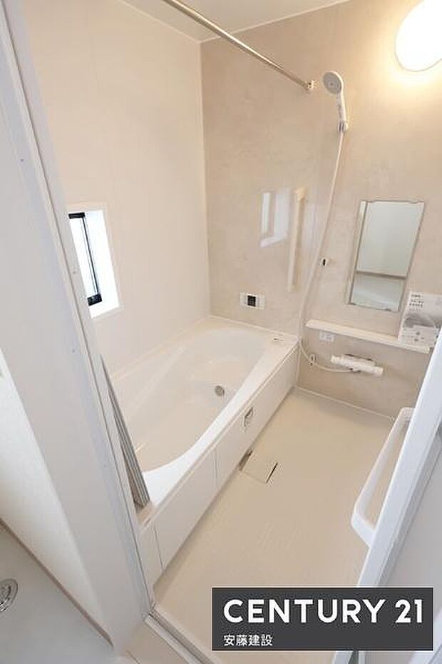 【 浴室 / Bathroom 】ゆったりと至福のバスタイムを過ごせそうな清潔感ある浴室ホスクリーンが備わっており、雨の日でも室内部屋干し可能