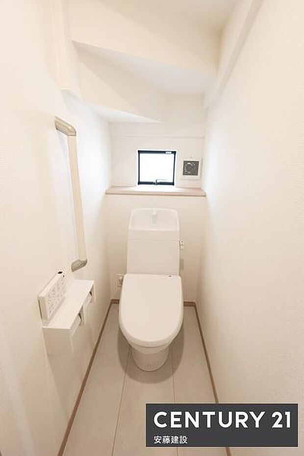 【 トイレ / toilet 】清潔的なウォッシュレット付きトイレトイレットペーパーや掃除用具をしまえる収納付き