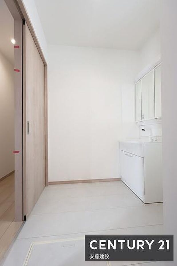 【 洗面所 / Washroom 】清潔感溢れる洗面所は、家族みんなが快適に使えるよう配慮された空間バタバタしがちな朝の時間も、ゆとりをもって過ごせます!