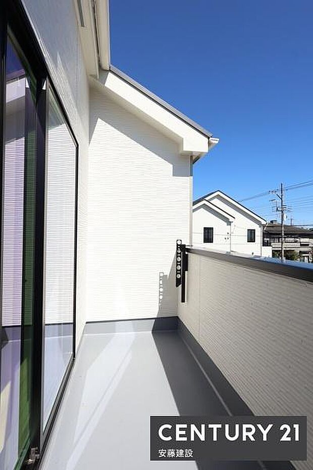 【 バルコニー / Balcony 】陽当りがよく洗濯物もしっかり乾きそうな南東向きバルコニー