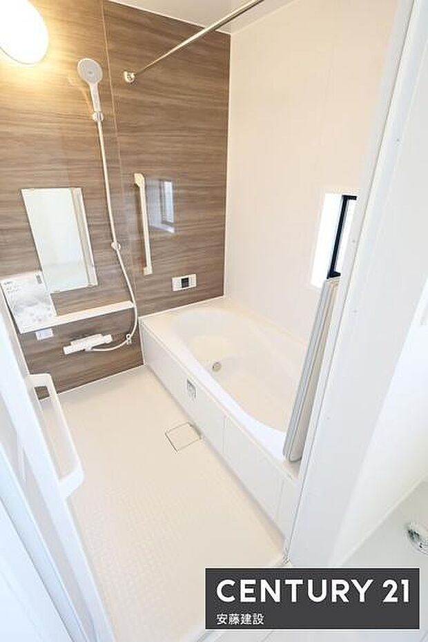 【 浴室 / Bathroom 】ゆったりと至福のバスタイムを過ごせそうな清潔感ある浴室ホスクリーンが備わっており、雨の日でも室内部屋干し可能