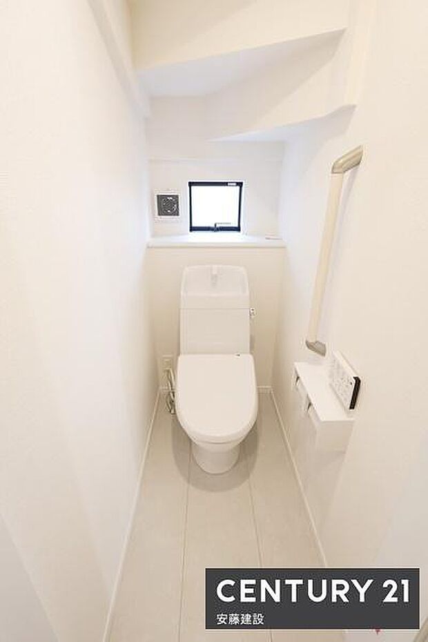 【 2階トイレ / toilet 】明るく清潔的なウォッシュレット付きトイレトイレットペーパーや掃除用具を置ける棚付き