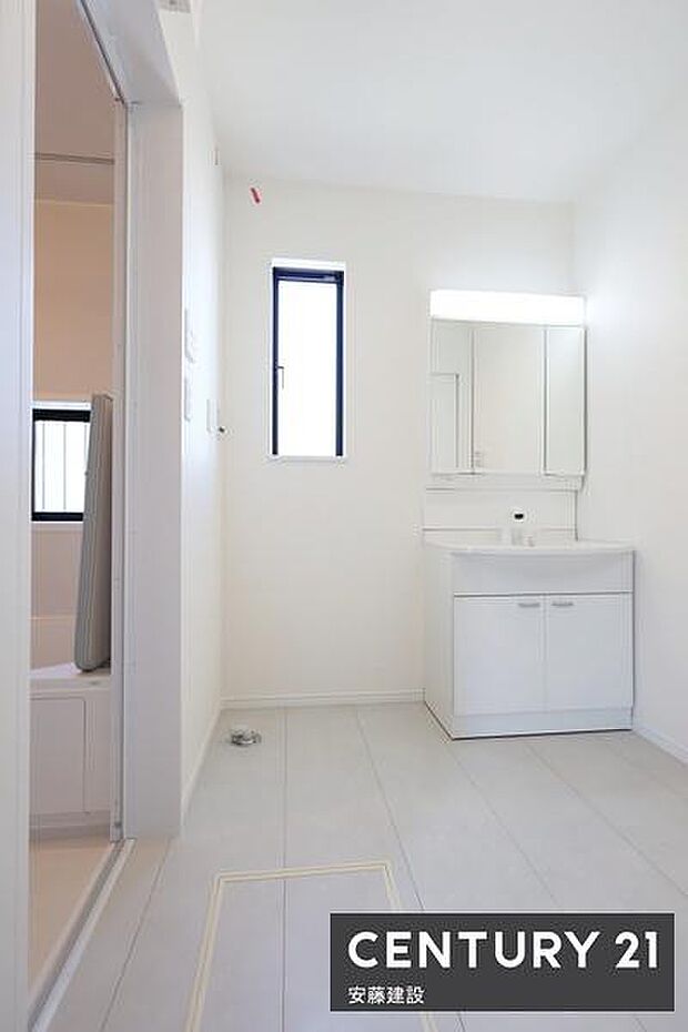 【 洗面所 / Washroom 】清潔感溢れる洗面所は、家族みんなが快適に使えるよう配慮された空間バタバタしがちな朝の時間も、ゆとりをもって過ごせます!