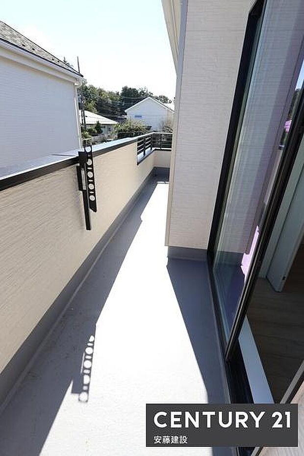 【 バルコニー / Balcony 】陽当りがよく洗濯物もしっかり乾きそうな南東向きバルコニー