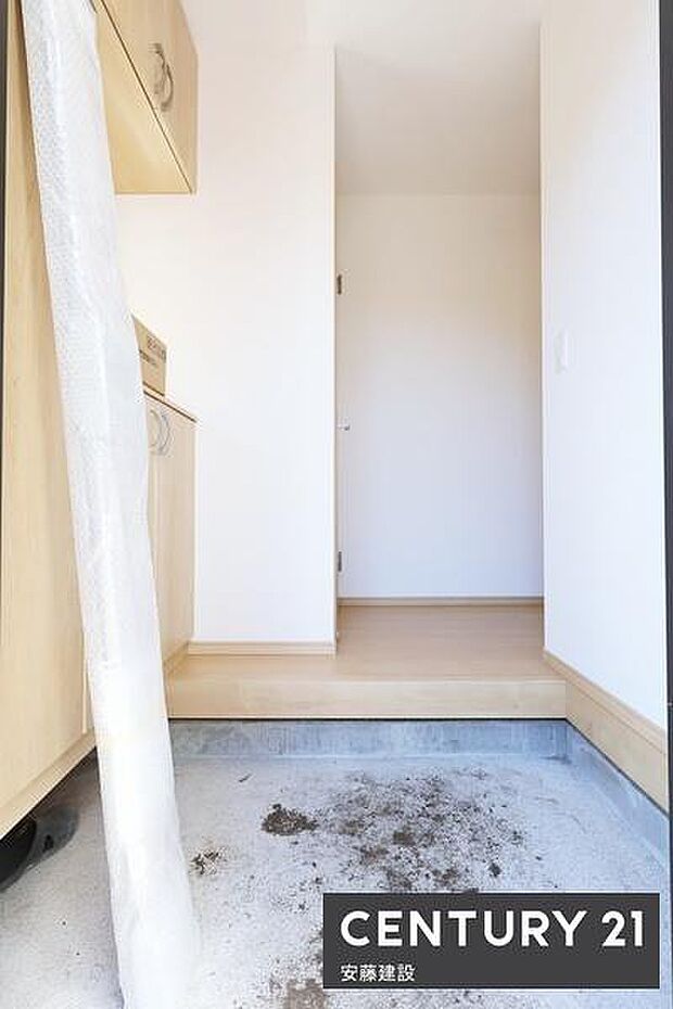 【 玄関 / entrance 】住む人を毎日見送り迎え入れる、落ち着いた雰囲気の玄関!