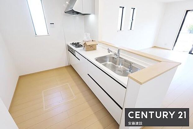 【 キッチン / Kitchen 】リビングを見渡せるオープンキッチンで、お料理の受け渡しもスムーズご家族と会話を楽しみながら快適に家事ができる魅力的な空間です!