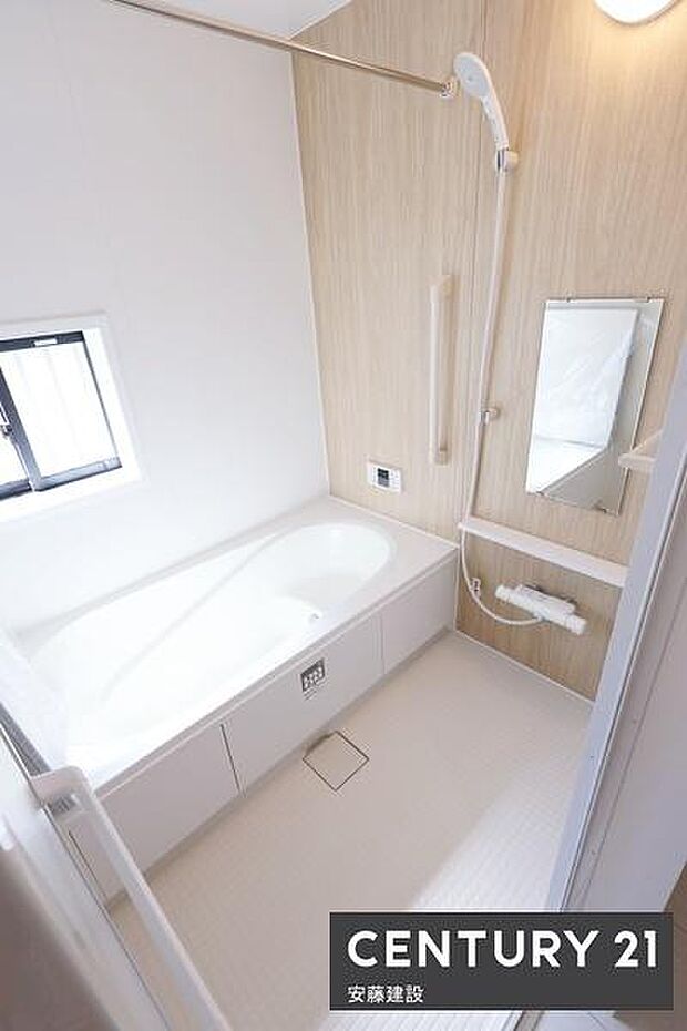 【 浴室 / Bathroom 】ゆったりと至福のバスタイムを過ごせそうな清潔感ある浴室ホスクリーンが備わっており、雨の日でも室内部屋干し可能