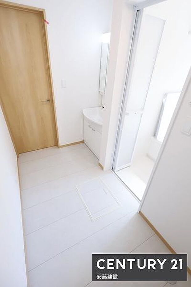 【 洗面所 / Washroom 】清潔感溢れる洗面所は、家族みんなが快適に使えるよう配慮された空間バタバタしがちな朝の時間も、ゆとりをもって過ごせます!