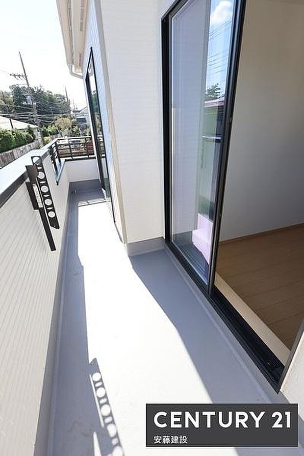 【 バルコニー / Balcony 】陽当りがよく洗濯物もしっかり乾きそうな南東向きバルコニー
