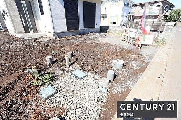 【 駐車場 / parking 】並列2台可能な駐車スペースご夫婦それぞれのお車をお家の前に停めることができます
