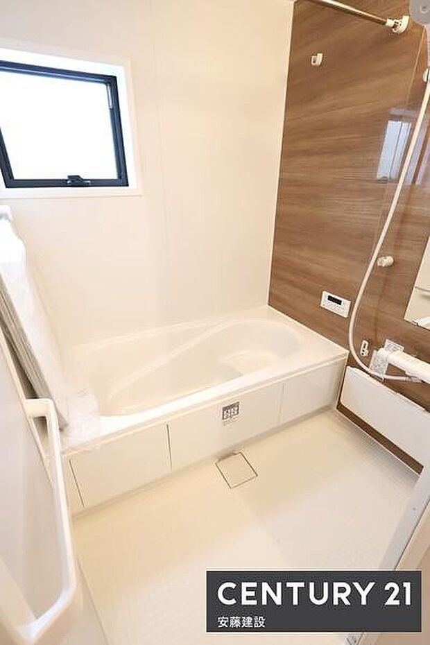 【　浴室　/　Bathroom　】一日の疲れを癒すための心地よいバスタイム浴室乾燥機が備わっており換気しやすく、冬場は過度な温度差を防げます
