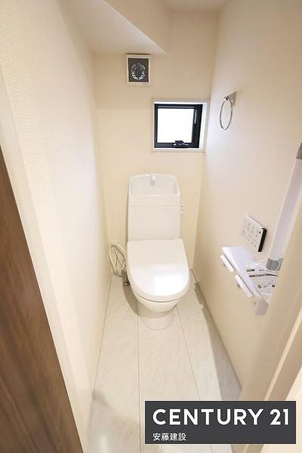 【　トイレ　/　toilet　】清潔的なウォシュレット付きトイレ手すりを完備しており、ご高齢の方まで安心してお使いいただけます