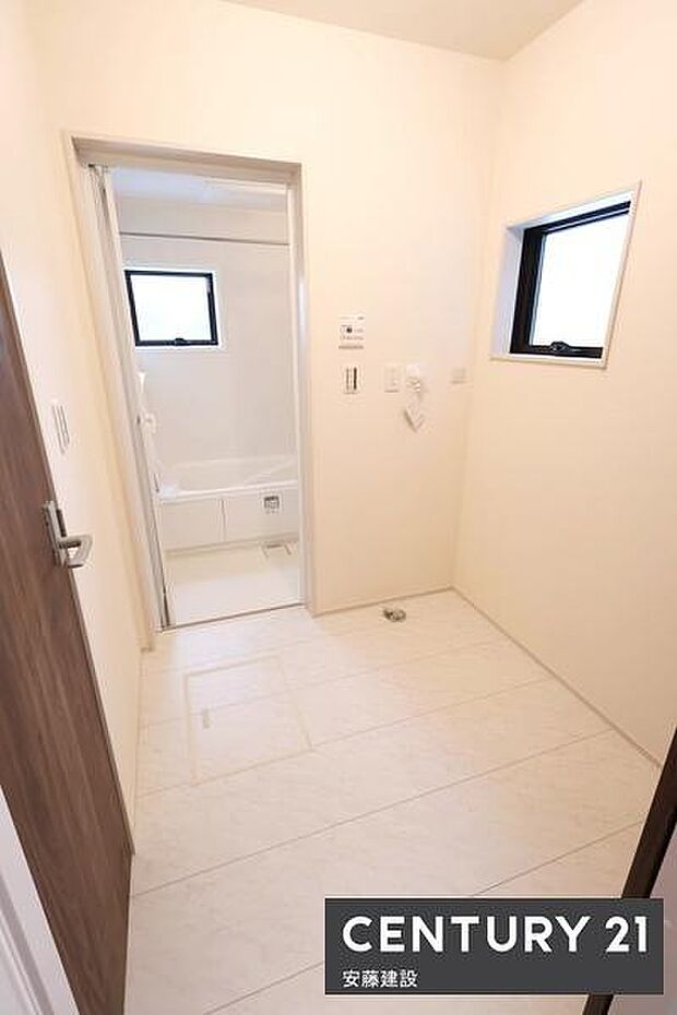 【　脱衣所　/　Washroom　】明るくゆとりある広さの脱衣所！洗面化粧台と分かれており、家庭内でのプライベート性も確保できる設計