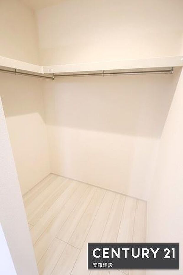 【　WIC　】毎日の洋服選びも楽しめるWIC完備！洗濯物を畳まずにそのまま取り込んでラックにかけるだけの快適収納
