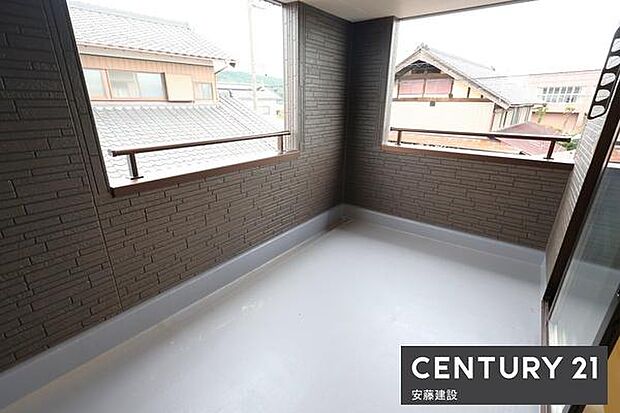 【　バルコニー　/　Balcony　】天候を気にせず洗濯ができるインナーバルコニー！ワイドバルコニーのため洗濯物の量が多くても安心です