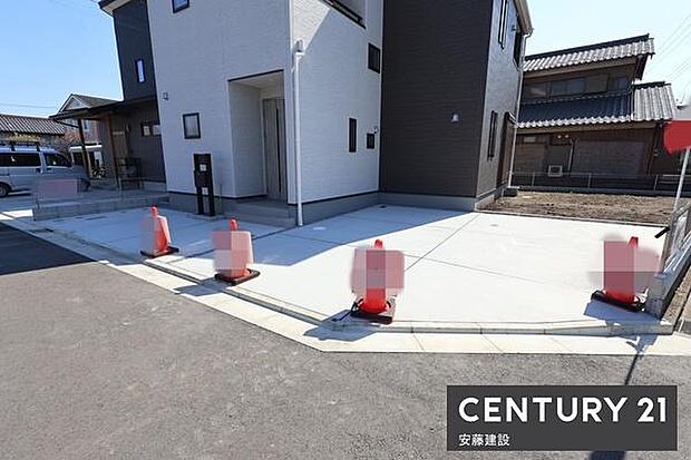 【 駐車場 / parking 】並列2台可能な駐車スペース!ご夫婦それぞれのお車をお家の前に停めることができます※建物玄関側に車種によっては1台駐車可能