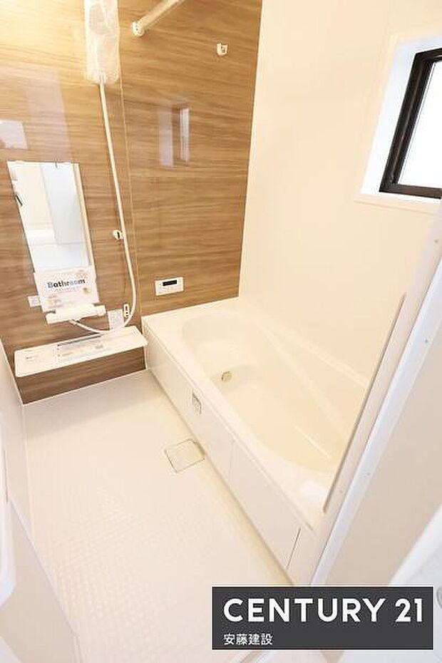 【 浴室 / Bathroom 】ゆったりと至福のバスタイムを過ごせそうな清潔感ある浴室ホスクリーンが備わっており、雨の日でも室内部屋干し可能