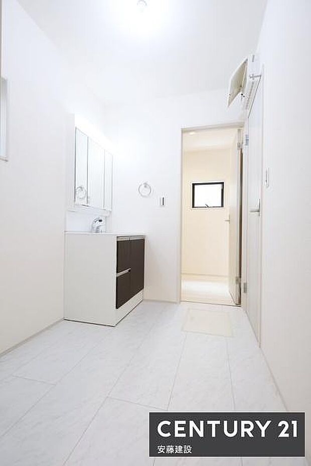 【 洗面所 / Washroom 】清潔感溢れる洗面所は、家族みんなが快適に使えるよう配慮された空間バタバタしがちな朝の時間も、ゆとりをもって過ごせます!