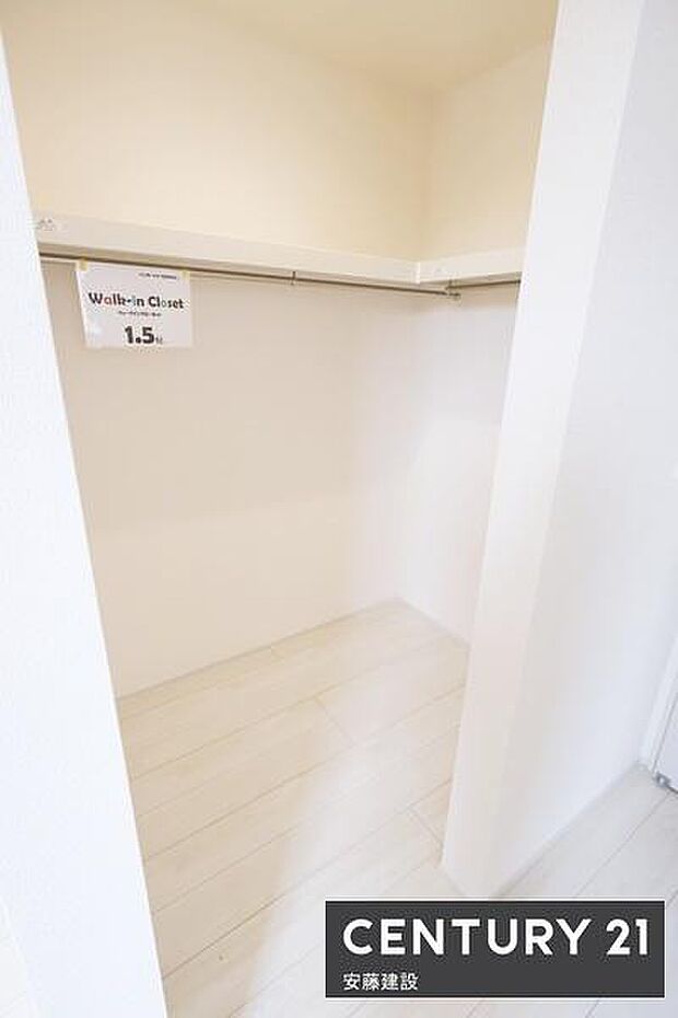 【 WIC 】毎日の洋服選びも楽しめるWIC完備!洗濯物を畳まずにそのまま取り込んでラックにかけるだけの快適収納