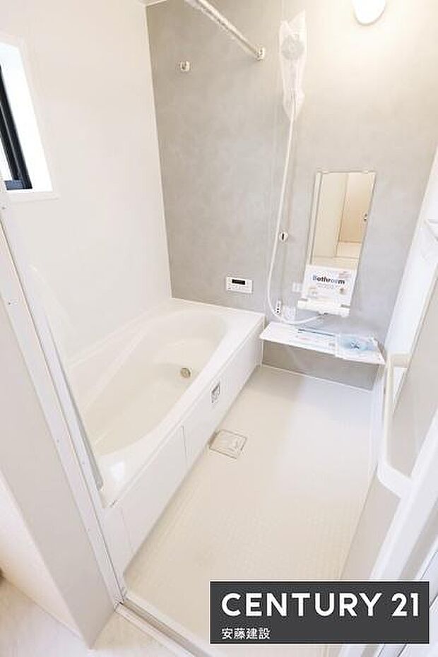 【 浴室 / Bathroom 】ゆったりと至福のバスタイムを過ごせそうな清潔感ある浴室ホスクリーンが備わっており、雨の日でも室内部屋干し可能
