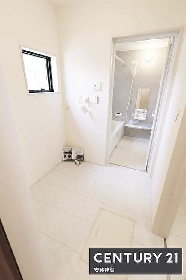【 脱衣所 / Washroom 】明るくゆとりある広さの脱衣所!洗面化粧台と分かれており、家庭内でのプライベート性が確保できる設計
