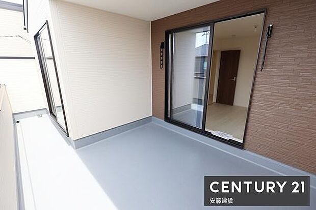 【 バルコニー / Balcony 】2部屋から出入可能な南西向きバルコニー道路側から洗濯物が見えづらくプライバシー保護にも最適