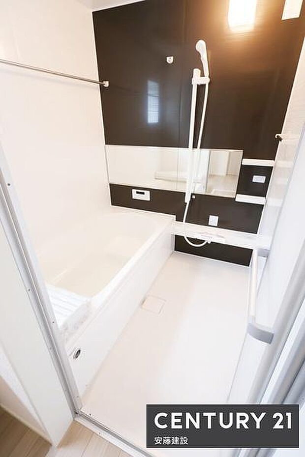 【 浴室 / Bathroom 】一日の疲れを癒すための心地よいバスタイム浴室乾燥機が備わっており換気しやすく、冬場は過度な温度差を防げます