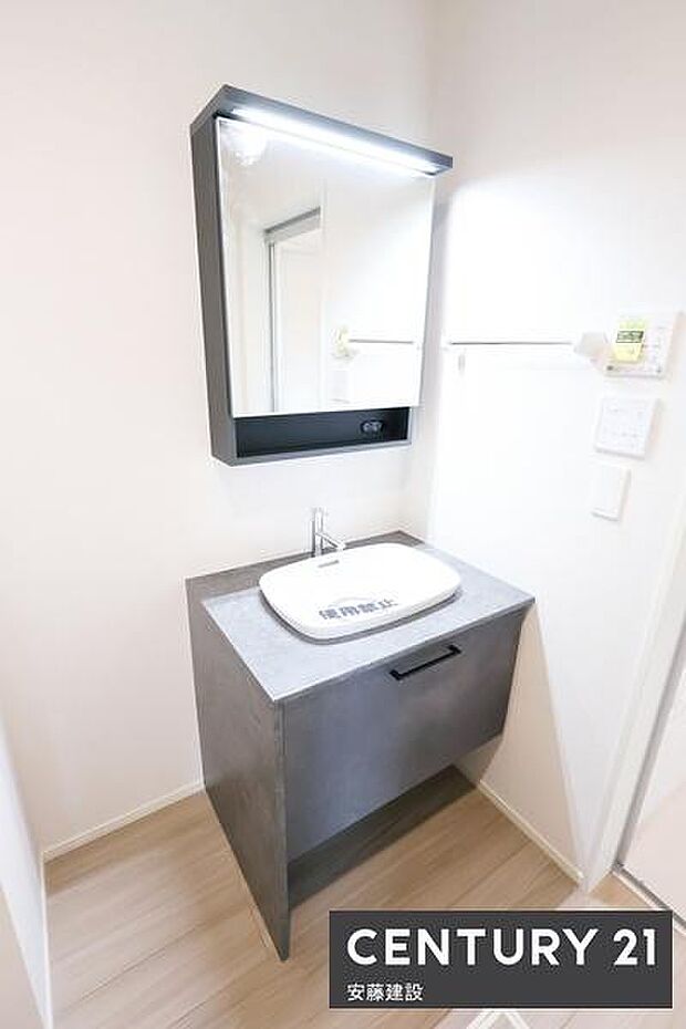 【 洗面所 / Washroom 】すっきりとまとまったコンパクト設計の洗面所