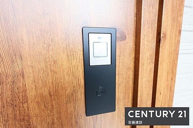 【 玄関 / entrance 】玄関は専用キーが鞄にあればワンタッチで開閉可能なスマートキー搭載!買い物帰りや雨の日、子どもと手が離せないときでもすぐに施錠できてうれしい機能