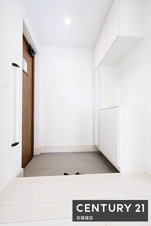 【 玄関 / entrance 】住む人を毎日見送り迎え入れる、落ち着いた雰囲気の玄関!間口が広く開放的な空間