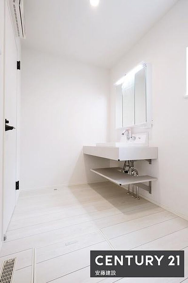 【 洗面所 / Washroom 】清潔感溢れる洗面所は、家族みんなが快適に使えるよう配慮された空間バタバタしがちな朝の時間も、ゆとりをもって過ごせます!