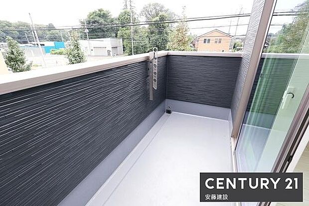 【 バルコニー / Balcony 】陽を遮る建物がなく陽当り良好な南東バルコニー