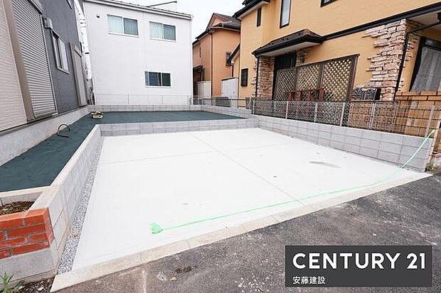 【 駐車場 / parking 】並列2台可能な駐車スペースご夫婦それぞれのお車をお家の前に停めることができます