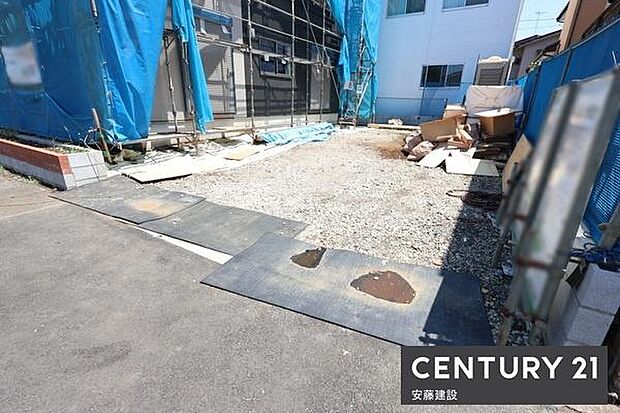 【 駐車場 / parking 】並列2台可能な駐車スペースご夫婦それぞれのお車をお家の前に停めることができます