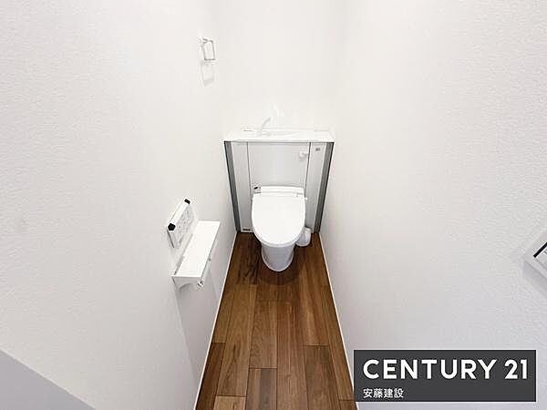 【　2階トイレ　/　toilet　】清潔的なウォッシュレット付きトイレ手洗い場があるのも嬉しいポイント