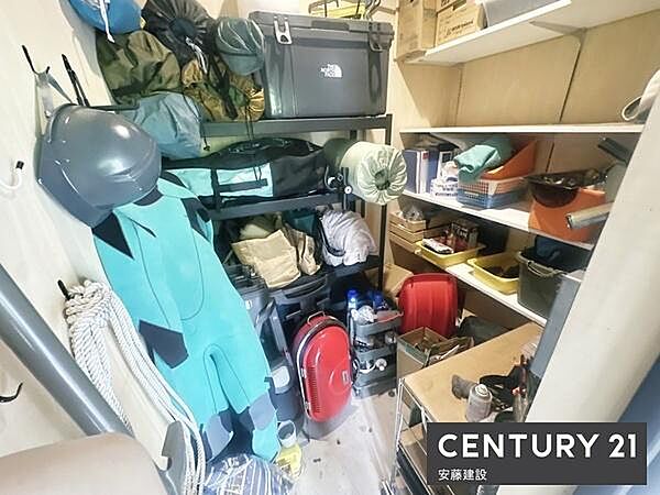 【　外部物入　】ガレージに備わった収納スペースアウトドア用品や工具類、かさばりやすい家具などの収納に役立ちます！