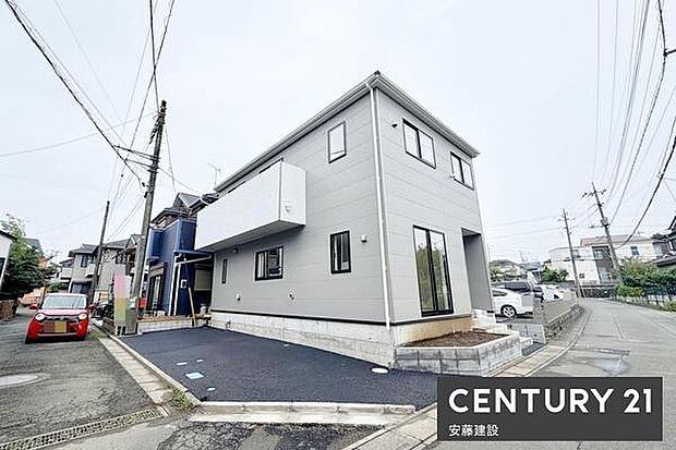 家族構成に合わせて間取り変更可能な寝室9.5帖!防犯カメラや、玄関ワンタッチキーが標準装備で防犯性に優れた邸宅