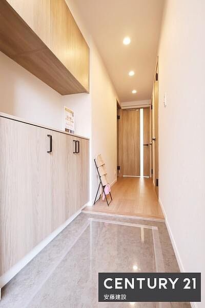 【　玄関　/　entrance　】清潔感あふれる玄関は、帰宅・来客を心地よく迎えてくれます