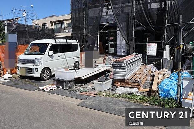 【 駐車場 / parking 】並列2台可能な駐車スペースご夫婦それぞれのお車をお家の前に停めることができます