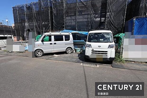【 駐車場 / parking 】並列2台可能な駐車スペースご夫婦それぞれのお車をお家の前に停めることができます
