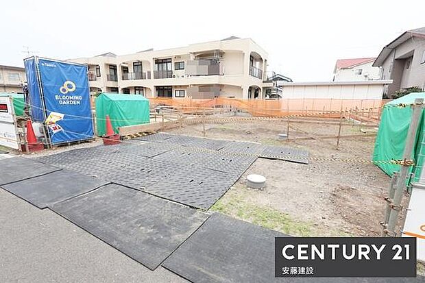 【 駐車場 / parking 】並列2台可能な駐車スペースご夫婦それぞれのお車をお家の前に停めることができます