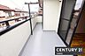 バルコニー：【　バルコニー　/　Balcony　】2部屋から出入可能な南向きバルコニー！一部ワイドのため洗濯物の量が多くても安心です